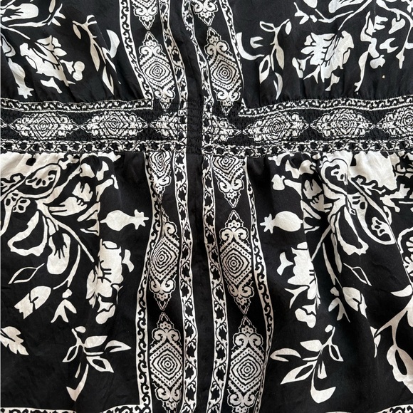 White House Black Market 100% silk black floral paisley top w/ tie neck, sz M - Picture 4 of 7